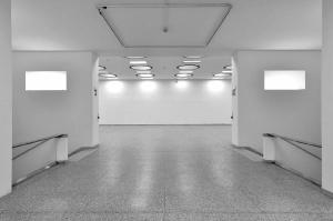 Interno, lo sbarco delle scale allo spazio espositivo del primo piano - fotografia di Suriano, Stefano (2017)
