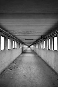 Il corridoio di riconnessione interno, all'ultimo livello dell'edificio - fotografia di Suriano, Stefano (2017)