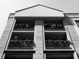 Uno dei timpani di coronamento dove è riportata la citazione letteraria tratta dall'opera di Alberto Savinio - fotografia di Sartori, Alessandro (2016)