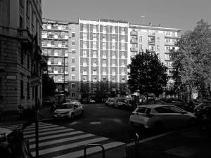 L'edificio nel contesto urbano di piazza Perego - fotografia di Sartori, Alessandro (2016)