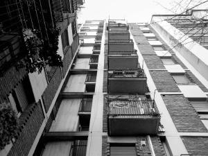 Dettaglio del prospetto sul cortile con in evidenza i pilastri rastremati verso l'alto e i balconi a sbalzo - fotografia di Sartori, Alessandro (2017)