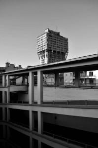 Vista delle rampe e della pensilina con la Torre Velasca sullo sfondo - fotografia di Suriano, Stefano (2017)