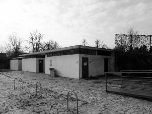 L'edificio destinato ai servizi igienici collocato all'estremità sud-ovest del complesso - fotografia di Sartori, Alessandro (2017)