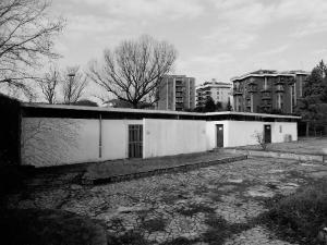 L'edificio destinato ai servizi igienici collocato all'estremità sud-ovest del complesso - fotografia di Sartori, Alessandro (2017)