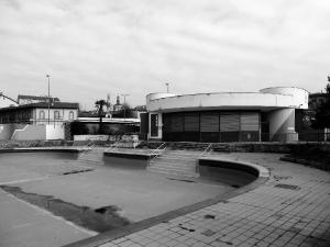 L'edificio a pianta rotonda che ospita bar, guardaroba e terrazzo-solarium - fotografia di Sartori, Alessandro (2017)