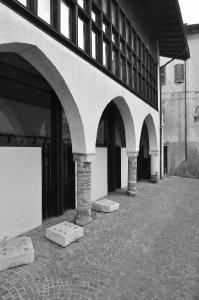 Il porticato ad archi ogivali e le colonne in cotto che caratterizzano la facciata ovest - fotografia di Suriano, Stefano (2017)