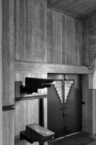 Interno, La porta d'ingresso su vicolo della Malinconia e le mensole in legno dell'antico palazzo esposte a parete - fotografia di Suriano, Stefano (2017)
