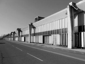 Sviluppo in prospetto del sistema costruttivo modulare con in evidenza i tamponamenti esterni a curtain wall in alluminio, con parti trasparenti e opache, e le lamelle frangisole - fotografia di Sartori, Alessandro (2017)