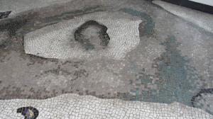 Particolare del grande mosaico a pavimento di Lucio Fontana - fotografia di Basilico, Sabrina (2014)