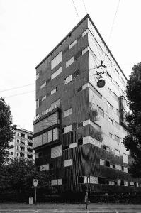 L'edificio visto dallo spigolo rivolto verso la via Nievo, con l'aggetto di alcuni dei locali di soggiorno - fotografia di Martegani, Vincenzo (2013)