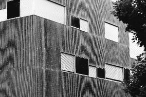 Dettaglio della facciata, rivestita in clinker, con i serramenti metallici a filo muro - fotografia di Martegani, Vincenzo (2013)