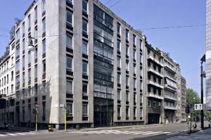 L'edificio visto dall'angolo di via Senato - fotografia di Introini, Marco (2008)