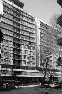 Il fronte sul cortile interno della doppia torre residenziale - fotografia di Introini, Marco (2015)