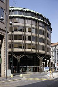 La sede della Chase Manhattan Bank vista dall'angolo con via San Paolo - fotografia di Introini, Marco (2008)