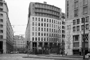 L'edificio visto da piazza Missori, all'angolo dell'Hotel dei Cavalieri di Emilio Lancia - fotografia di Introini, Marco (2008)