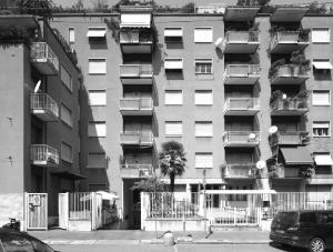 Edificio in via Gherardini 6, Milano (MI) - fotografia di Introini, Marco (2015)