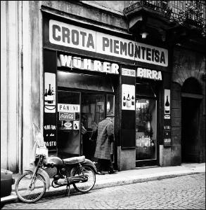 Milano - Via del Bollo 2 - Trattoria "Crota Piemunteisa" - Uomini escono dalla porta - Vetrina con bottiglie - Moto parcheggiata - Insegna della Birra Wurer - 	Insegna della Coca Cola