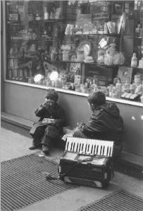 Milano panorami: Milano centro. Milano - Strada - Vetrina di una profumeria: esterno - Ritratto d'infanzia: due bambini - Fisarmonica