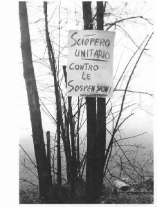 Sciopero unitario dei lavoratori della Philips contro 300 sospensioni a tempo indeterminato - Cartello di sciopero appeso a un albero
