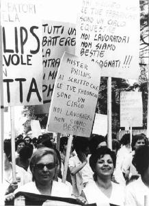 Sciopero dei lavoratori della Philips valvole di Monza - Particolare del corteo - Operaie con grembiule da lavoro - Cartelli di protesta