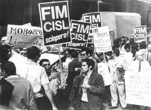 Sciopero dei lavoratori della Philips valvole di Monza - Corteo - Cartelli di sciopero Fim Cisl
