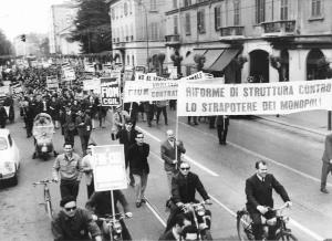 Sciopero dei lavoratori di Monza per il contratto - Corteo - Striscioni - Cartelli di sciopero Fiom e Fim Cisl