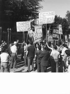 Sciopero dei lavoratori metallurgici di Veduggio - Presidio davanti all'Associazione Industriali di Monza - Cartelli di sciopero Fiom Cgil, Fim Cisl