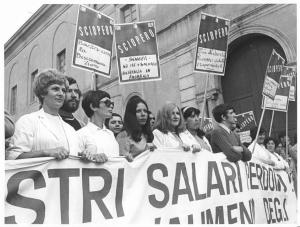 Sciopero dei lavoratori per il rinnovo del contratto dei metalmeccanici - Particolare del corteo - Striscione - Cartelli di sciopero sindacali