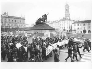 Sciopero dei lavoratori metallurgici - Corteo in piazza Trento e Trieste - Striscioni sindacali - Cartelli - Monumento ai caduti