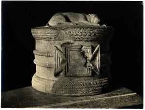 Aquileia - Museo Archeologico. Lapidario, piccola urna con cane custode sul coperchio.