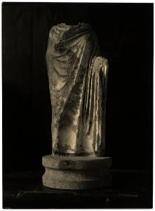 Aquileia - Museo Archeologico. Statua virile acefala semipanneggiata.