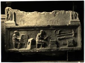 Aquileia - Museo Archeologico. Stele del fabbro, pietra (marmo ?).