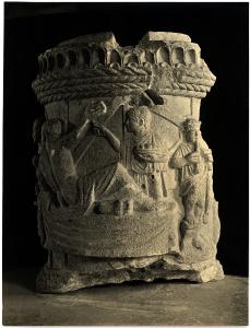 Aquileia - Museo Archeologico. Urna cineraria in pietra carsica con la raffigurazione di un banchetto funebre.