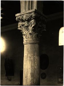 Aquileia - Basilica. Particolare di una colonna della navata col suo capitello finemente decorato.
