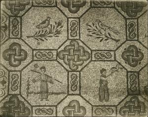 Aquileia - Basilica. Particolare del mosaico pavimentale con figure di offerenti e di uccelli incorniciate in ottagoni (IV sec.).