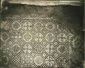 Aquileia - Basilica. Particolare di mosaico pavimentale con motivi geometrici e fitomorfi (IV sec.).