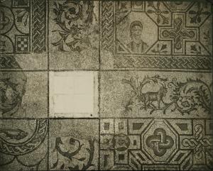 Aquileia - Basilica. Particolare del mosaico pavimentale con ritratto di donatrice e motivi geometrici, di animali e fitomorfi (IV sec.).