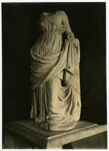 Aquileia - Museo Archeologico. Statua femminile acefala con veste panneggiata, scultura in pietra.