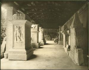 Aquileia - Museo Archeologico. Lapidario, veduta di uno dei portici.