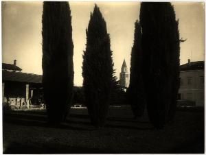 Aquileia - Museo Archeologico. Veduta del campanile della basilica dal cortile del museo dove si trova il lapidario.