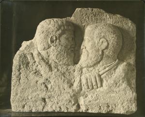 Aquileia - Museo Paleocristiano. Primo piano, Pietro e Paolo, bassorilievo su calcare (inizi IV sec.).