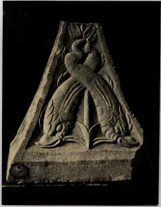 Aquileia - Museo Archeologico. Lapidario, terminazione piramidale di urna funeraria con motivo di delfini intrecciati.