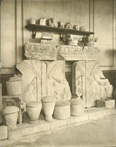 Aquileia - Museo Archeologico. Lapidario, particolare dell'esposizione di alcuni frammenti di rilievi architettonici e di urne.