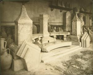 Aquileia - Museo Archeologico. Lapidario, particolare dell'esposione con anfore, mosaico e frammenti architettonici.