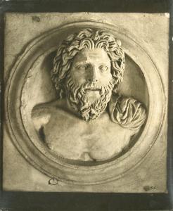 Aquileia - Museo Archeologico. Sala IV, medaglione con busto di Giove, altorilievo (III sec.).