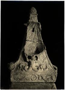Aquileia - Museo Archeologico. Lapidario, terminazione piramidale di urna funeraria.