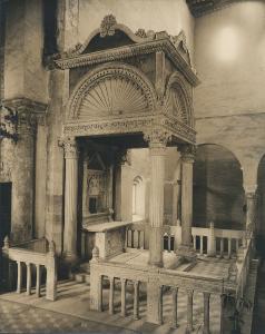 Aquileia - Basilica. Presbiterio, Bernardino da Bissone, altare del Sacramento e ciborio soprastante.