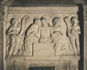 Aquileia - Basilica. Presbiterio, Bernardino da Bissone, Pietà, bassorilievo sopra l'altare del Sacramento.