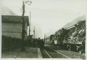 Cerimonia della traslazione della salma del Milite Ignoto - Molino del Pallone - Stazione ferroviaria - Persone attendono il passaggio del treno con la bara del Milite Ignoto