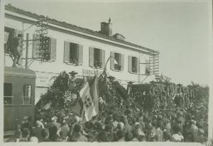 Cerimonia della traslazione della salma del Milite Ignoto - Montale - Stazione ferroviaria Montale Agliana - Folla saluta il treno che trasporta la bara del Milite Ignoto